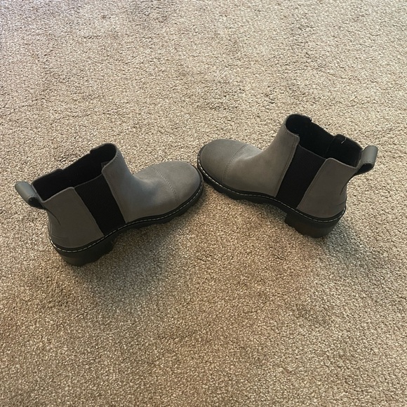 SOREL  Gray Suede Chelsea Ankle Boots with Black Elastic. Size 5.5 - Picture 5 of 8